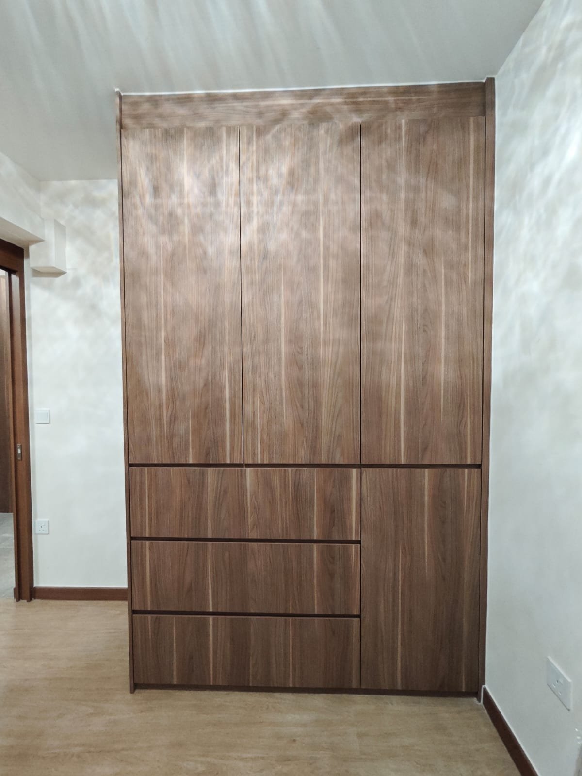Humidity, Acclimatisation & Environmental Control for Imported Furniture in Singapore: Why Overseas FF&E Should Not Be Installed Straight Off the Container Veneer furniture humidity inspection Singapore